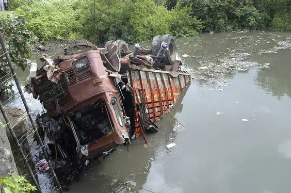 Vikhroli, Mumbai, Maharashtra, Hindistan yakınlarındaki Doğu Ekspres yolunda kamyon kazası..