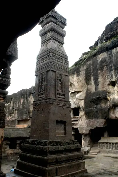 Kailash tapınağında sütun; Ellora mağaraları; Aurangabad; Maharashtra; Hindistan