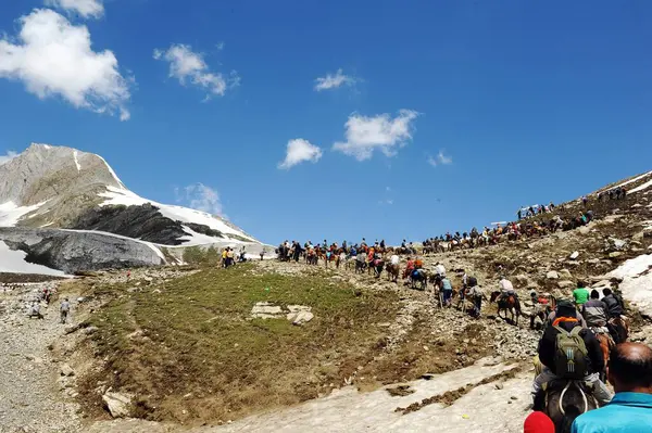 Pilgrim mahagunas ganesh top, amarnath yatra, Jammu Kashmir, Hindistan, Asya 'ya geçer. 