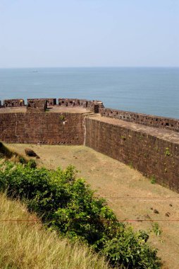 Güçlü kalelerin ve Vijaydurg 'un uzun surlarının havadan görünüşü, 1195-1205 yılları arasında Kral Bhoj tarafından inşa edilen kale, Arap denizi, Konkan kıyısı, İlçe Sindhudurg, Maharashtra, Hindistan 