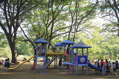 Sanjay Gandhi Milli Parkı, Borivali, Bombay Mumbai, Maharashtra, Hindistan 'da oynayan çocuklar  