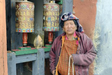 Dua tekerleklerinde duran yaşlı kadın, Thimphu, Butan, Asya 