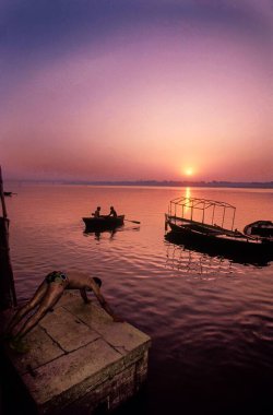 Sabah Yogası, Ganga Ghat, Varanasi, Uttar Pradesh, Hindistan, Asya 