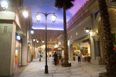 IBN Battuta alışveriş merkezi, Dubai Orta Doğu BAE Birleşik Arap Emirlikleri 'nde yapay gece gökyüzü ve mağazası 