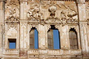 Kutch, Gujarat, Hindistan 'da mavi gökyüzüne karşı üç pencere. 