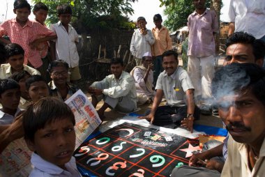 Kırsal kesimdeki erkekler kağıt oynuyor, Marathwada, Maharashtra, Hindistan 