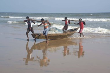 Kayık plajı taşıyan balıkçılar, puri, orissa, Hindistan, Asya 