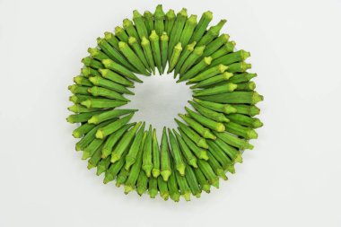 Bamya, bhindi, bayanların parmağı daire şeklinde dizilmiş.