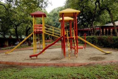 Çeşitli renkli slayt türleri, çocuklar Maharashtra Turizm Geliştirme Kurumunda oyun araçları Mahabaleshwar, Satara Bölgesi, Maharashtra, Hindistan 