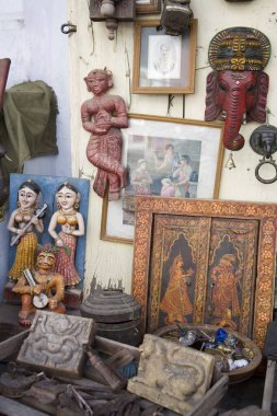 Udaipur, Rajasthan, Hindistan 'da sanat eseri satan bir dükkan. 