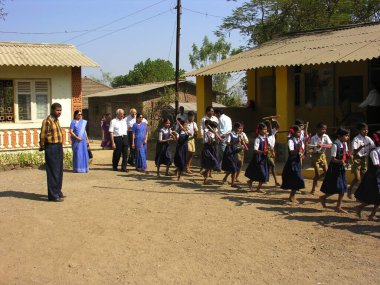 Moho Village, Panvel, Maharashtra, Hindistan 'da Lezim oynayan okul çocukları. 
