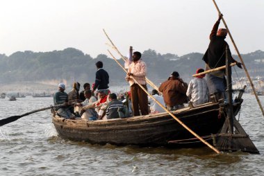 Ganj ve Yamuna 'nın kesiştiği noktada, Arjantin Kumbh Mela, Hindistan' da kutsal bir dalış yapmak için, efsanevi Saraswati nehirleri üzerinde feribotlar kullanılıyor. 