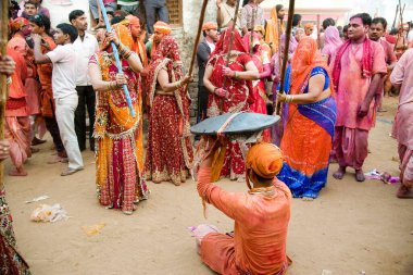 İnsanlar lathmar, holi festivali, mathura, uttar pradesh, Hindistan, Asya 'yı kutluyor. 