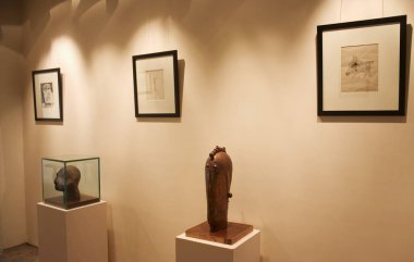 Efsanevi heykeltraş Himmat Shah 'ın Terracotta heykeli, Hint sanatının ana parçası, kil, kelle, 2005 Bombay Sanat Galerisi' nde sergi, Bombay Mumbai, Maharashtra, Hindistan