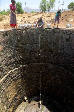 Dhakne köyünden su toplayan kadınlar, Shahapur Thane Maharashtra, Hindistan, Asya
