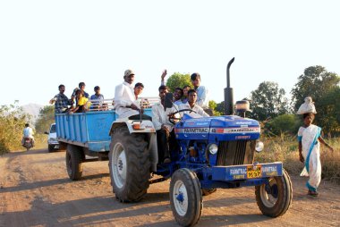 Çiftçi sürücü traktör, Devlali, Maharashtra, Hindistan Kasım 2008  