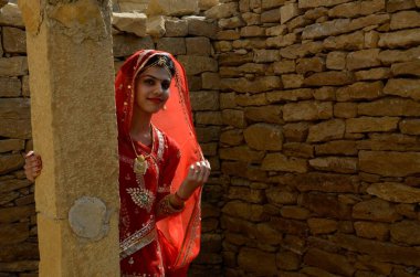 Köydeki kadın, Kuldhara, Jaisalmer, Rajasthan, Hindistan, Asya 