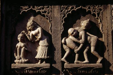 Hindu tapınağının duvarındaki heykel Maheshwar, Madhya Pradesh, Hindistan 