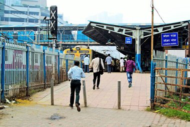Aşağı Parel Tren İstasyonu girişi, Mumbai, Maharashtra, Hindistan, Asya