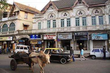Hira Baug Seth Hirachand Gumanji Dharamshala Binası 1962 'de Charni Road, Bombay Mumbai, Maharashtra, Hindistan' da inşa edildi. 
