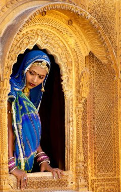 Miras vitrininde duran Rajasthani hanım; Jaisalmer; Rajasthan; Hindistan