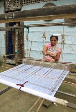 El dokuması ören kadın, Assam, Hindistan   