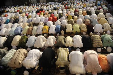 Müslümanlar Mumbai 'de, Maharashtra' da, Hindistan 'da sokakta El-Adha' ya dua ediyorlar.  