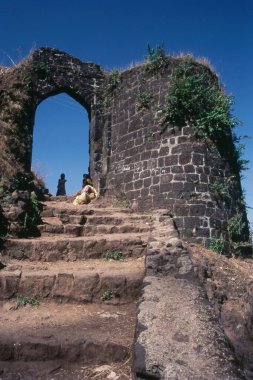 Pune, Maharashtra, Hindistan 'daki Sinhagad Kalesi' ne giriş. 
