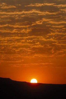 Sahyadri Dağı 'nın arkasındaki renkli bulutlu gündoğumu Otur; Taluka Junnar; Bölge Pune; Maharashtra; Hindistan