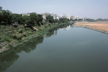 Arka planda şehir olan Sabarmati Nehri manzarası, Gujarat, Hindistan, Asya