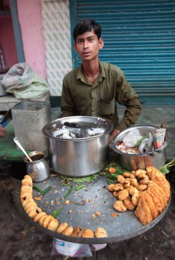 Varanasi Uttar Pradesh Hindistan 'da kızartma satan satıcı.