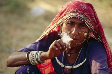 Kırsal kesimde sigara içen kadın, uyuşturucu fuarı, Rajasthan, Hindistan 
