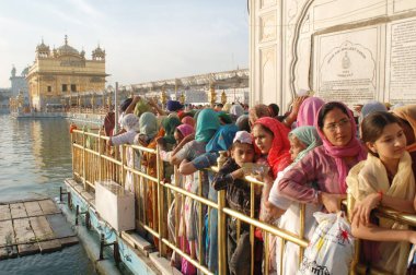 Baishakhi her 13 Nisan 'da insanlar tarafından Altın Tapınak, Amritsar, Punjab, Hindistan' da kutlanır. 