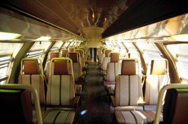 Tren yolları, trenin iç manzarası, Milan, İtalya. 