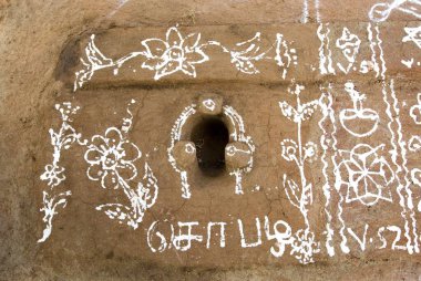 Pongal festivali sırasında dekore edilmiş çamur sobası; Tamil Nadu; Hindistan