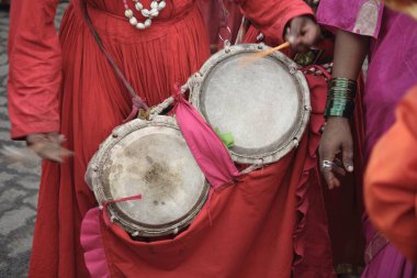 Solapur Bölgesi 'nden Gondhali Kalwa' dan Tembhi Naka 'ya, Thane' e, Maharashtra 'ya, Hindistan' daki Tanrıça Amba Devi geçit töreninde davul çalıyor.