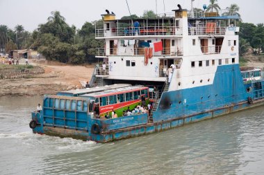 Büyük motorlu tekne Bangladeş Padma Nehri 'ni geçmek için kullanılıyor. 