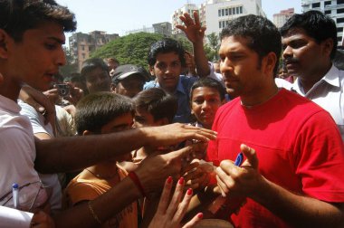 Hint kriket yıldızı Sachin Tendulkar hayranları Bombay, Mumbai, Maharashtra, Hindistan ile çevrilidir.   