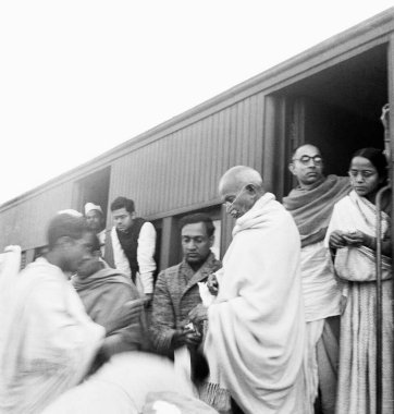 Mahatma Gandhi, 1945 'te Assam, Ramkrishna Bajaj, Pyarelal Nayar ve Prabhatibehn Jayaprakash' a giden tren istasyonunda Harijan için bağış topluyor.   