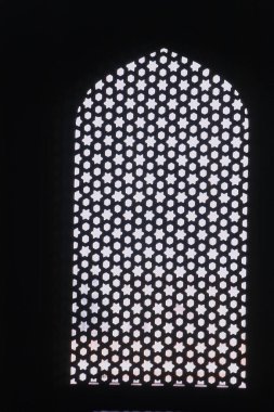 Siluetli kırmızı kumtaşı oyulmuş Jalli, Humayun 'un Mezarı, Delhi, Hindistan, Asya