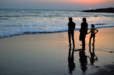 Küçük kız Somnath plajı Gujrat Hindistan Asya 'sı 