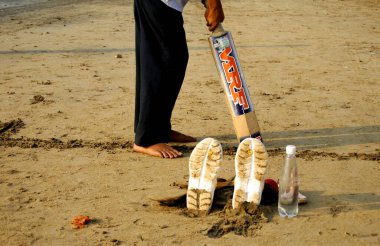 Sahilde çocukların oynadığı kriket. 