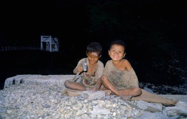 Taşları kıran iki Hintli kırsal çocuk 