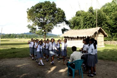 2003 yılında genç aktivistler tarafından Chakma Kabilesi çocuklarını eğitmek için kurulan Sneha Okulu; Diyun; Arunachal Pradesh; Hindistan
