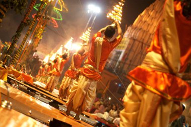 Genç rahip Ganga Pooja 'yı Dasasaswamedh ghat' ta sahneleyecek kutsal Ganga nehrinin kıyısında, Varanasi, Uttar Pradesh, Hindistan 
