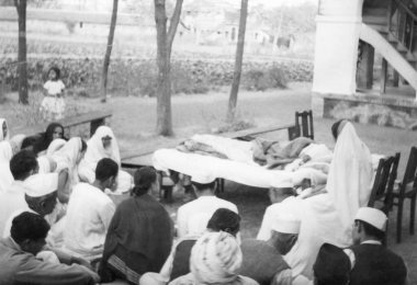 Mahatma Gandhi dışarıda dinleniyor, 1944, Hindistan 'da insanlar onun yanında oturuyor.  
