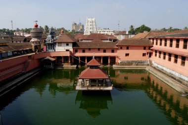 Göl ve Udupi Sri Krishna tapınağının büyük kampüsü; Udupi; Karnataka; Hindistan