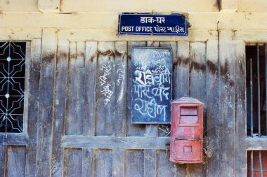 Bilgi işareti olan postane, Nere Köyü, Panvel, Maharashtra, Hindistan, Asya 