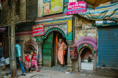 Dar yoldaki tapınak, Varanasi, uttar pradesh, Hindistan, Asya 