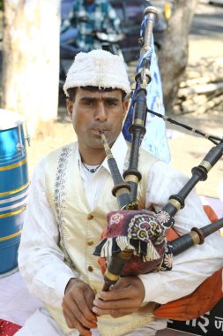 Müzisyen düğün töreninde gayda çalıyor. Jabalpur Madhya Pradesh Hindistan Asya 